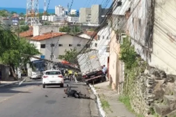
				
					Caminhão perde o freio e colide em poste no Jacintinho
				
				