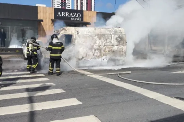 
				
					Ambulância do Samu pega fogo e explode na Avenida Fernandes Lima
				
				