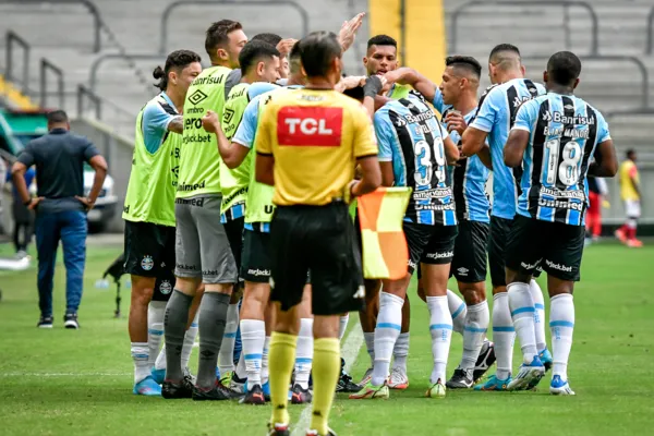 
				
					CRB é completamente dominado pelo Grêmio e segue na última posição da Série B: 2 a 0
				
				