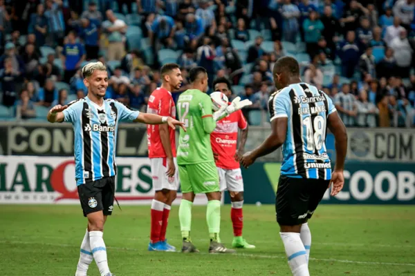 
				
					CRB é completamente dominado pelo Grêmio e segue na última posição da Série B: 2 a 0
				
				