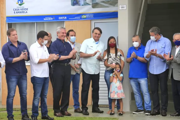 
				
					Bolsonaro inaugura residencial no Benedito Bentes com entrega de chaves a moradores
				
				