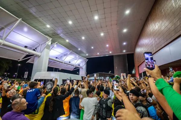 
				
					Bolsonaro é recebido com festa por apoiadores no aeroporto de Maceió
				
				