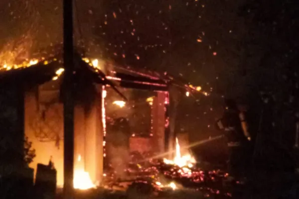 
				
					Galpão situado em terreno de residência pega fogo no bairro do Jacintinho
				
				