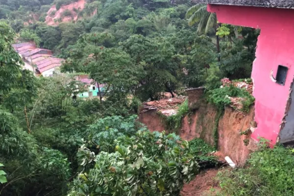 
				
					VÍDEO: Parte de barreira desaba e casa cai no bairro São Jorge
				
				