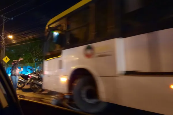
				
					VÍDEO: Ônibus fura sinal e atinge motociclista em frente a hospital na Fernandes Lima
				
				