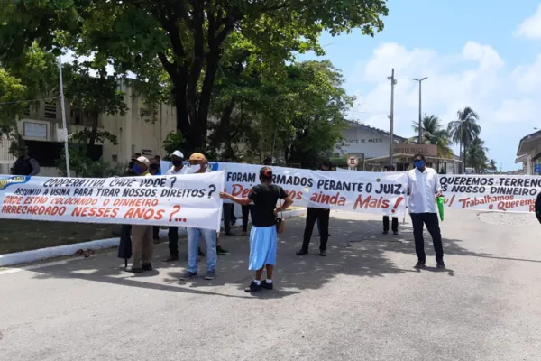 
				
					Ex-funcionários da Usina Sinimbu protestam por direitos trabalhistas e fecham entrada do Porto de Maceió
				
				