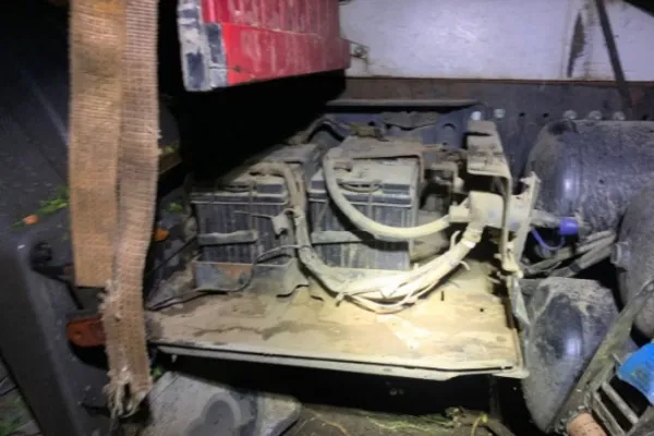 
				
					Caminhão com carga de tijolos tomba em Delmiro após condutor tentar desviar de buracos na pista
				
				