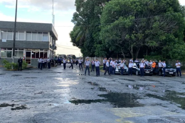 
				
					Rodoviários da Cidade de Maceió protestam por acordos trabalhistas em frente à garagem da empresa
				
				