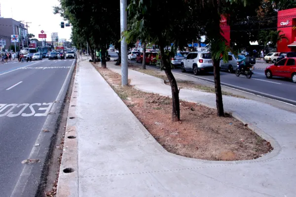 
				
					Obras da ciclovia avançam na Avenida Fernandes Lima, no Farol
				
				
