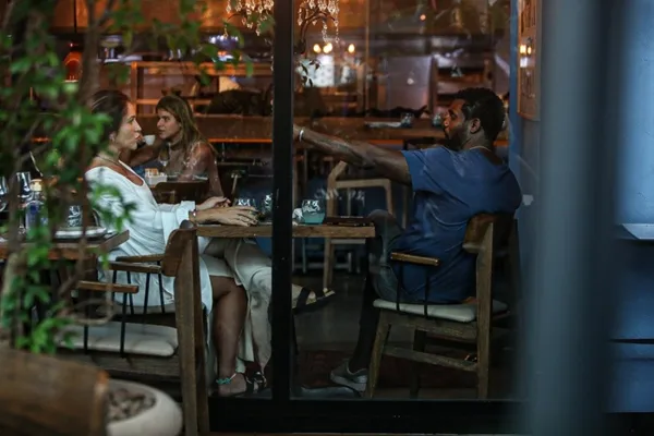 
				
					Rafael Zulu vai a restaurante em shopping com sua esposa
				
				
