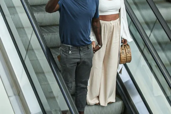 
				
					Rafael Zulu vai a restaurante em shopping com sua esposa
				
				
