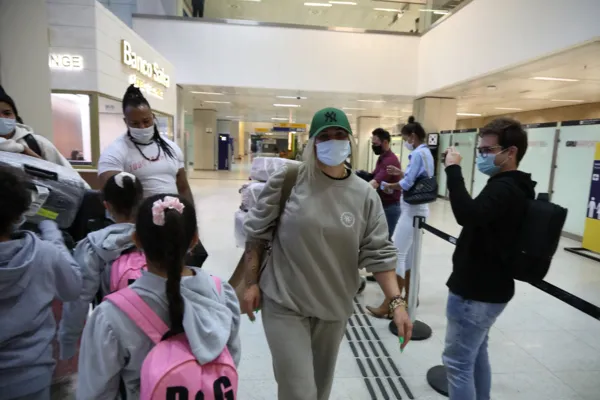 
				
					Dentinho e Dani Souza desembarcam no Brasil com os filhos, após temporada na Ucrânia
				
				