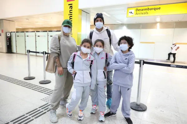 
				
					Dentinho e Dani Souza desembarcam no Brasil com os filhos, após temporada na Ucrânia
				
				
