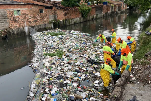 
				
					VÍDEO: Município recolhe 6 toneladas de lixo em canal no Vergel
				
				