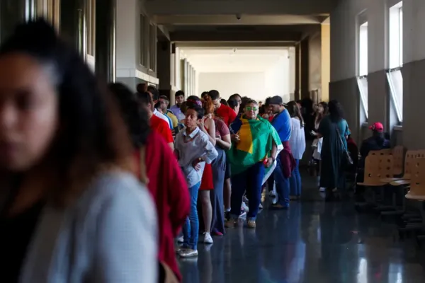 
				
					Brasileiros no exterior enfrentam longas filas para votar no exterior
				
				