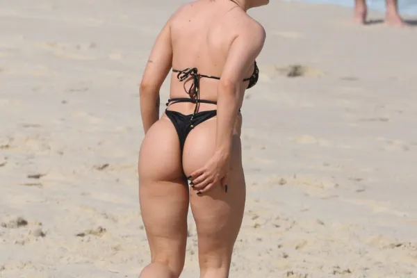 
				
					Luísa Sonza é vista de biquíni em praia da Barra da Tijuca
				
				