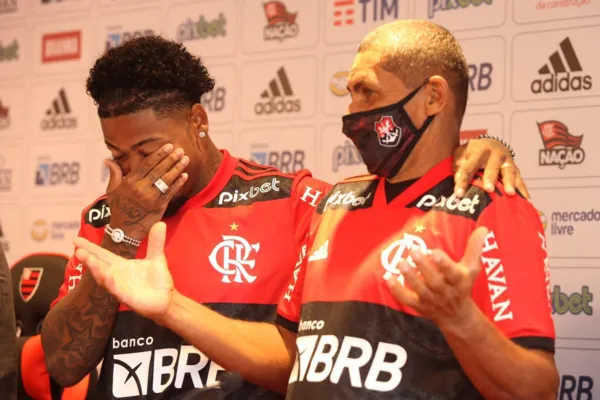 
				
					De Penedo para o Flamengo: Marinho é apresentado no clube do coração do pai
				
				