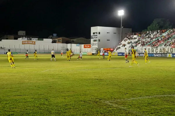 
				
					Com gol no fim, CSE e Aliança empatam no Juca Sampaio pela 2ª rodada do Alagoano: 1 a 1
				
				