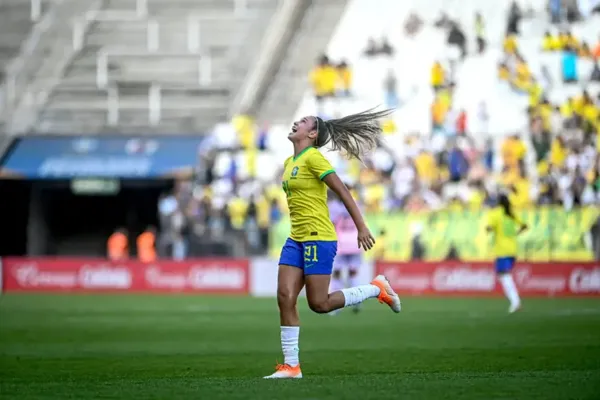 
				
					Com dois gols de Zaneratto, Brasil vence o Japão em amistoso feminino
				
				