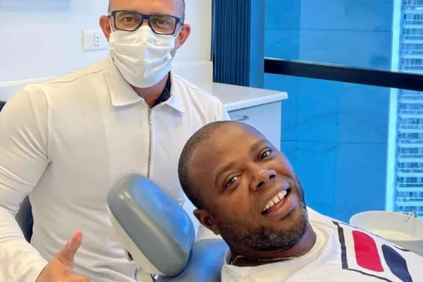 
				
					Érico Brás  visita o dentista queridinho dos famosos
				
				