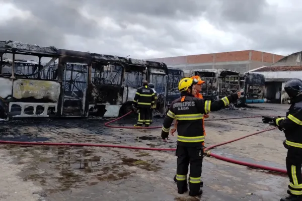 
				
					Incêndio atinge ônibus estacionados em garagem em Arapiraca
				
				