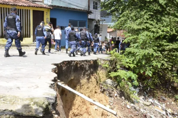 
				
					Chuvas em Maceió: com risco de desabar, 21 residências são desocupadas no Tabuleiro dos Martins
				
				