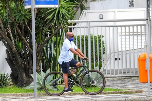 
				
					Ex-ministro do STF Joaquim Barbosa passeia de bicicleta pelo Leblon
				
				