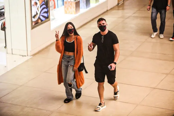 
				
					Arthur Picoli e Aline Riscado aparecem juntos, passeando em shopping do Rio de Janeiro
				
				