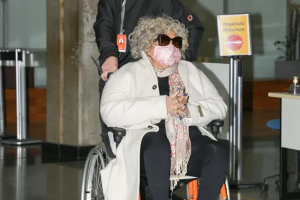 
				
					Cantora Alcione é vista em cadeira de rodas após desembarcar em Guarulhos/SP
				
				