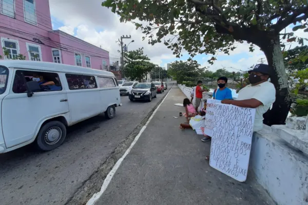 
				
					‘TEMOS FOME’: Venezuelanos buscam ajuda em sinais de trânsito de Maceió
				
				