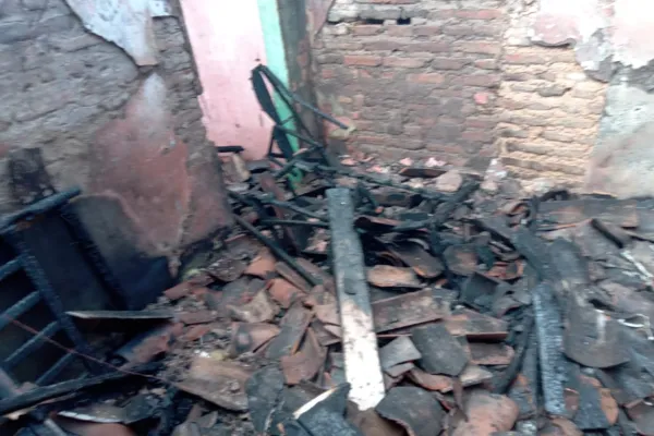 
				
					Incêndio deixa quarto de residência completamente destruído em Arapiraca
				
				