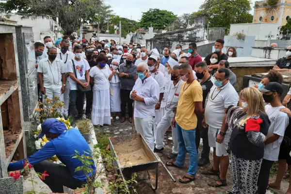 
				
					Corpo de professor da UFAL encontrado morto é sepultado no Cemitério da Piedade
				
				