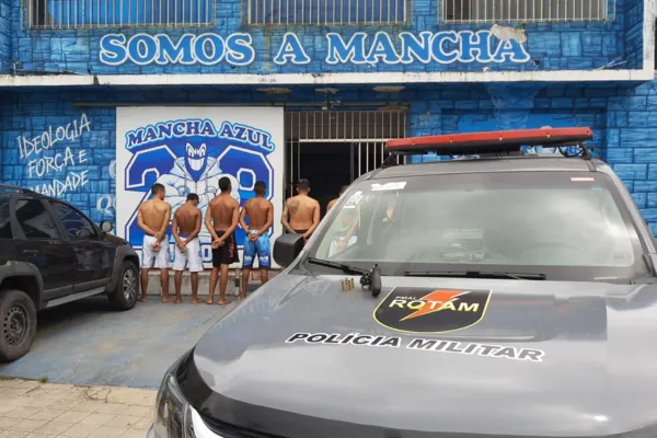 
				
					Após denúncia, polícia prende 7 e apreende arma na sede da Mancha Azul
				
				
