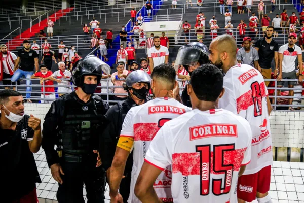 
				
					Mesmo com a polícia tentando impedir, Gum conversa com torcedores do CRB, após derrota para o Avaí
				
				
