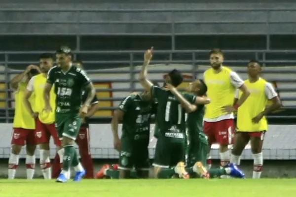 
				
					Com pênalti nos acréscimos, CRB arranca um empate heroico com o Guarani: 2 a 2
				
				