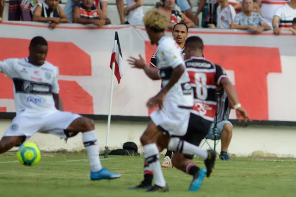 
				
					Com gol de Roger Gaúcho no final, ASA vence o Santa Cruz, por 2 a 1, no Mundão do Arruda
				
				