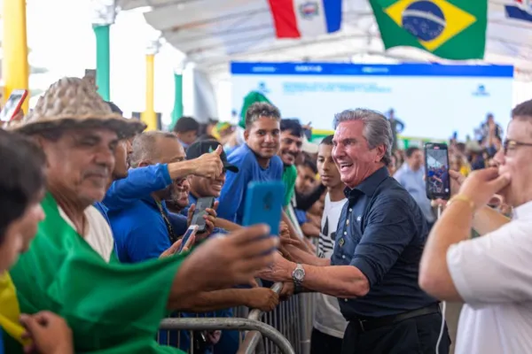 
				
					Bolsonaro entrega 1.120 moradias a famílias de baixa renda de Maceió
				
				