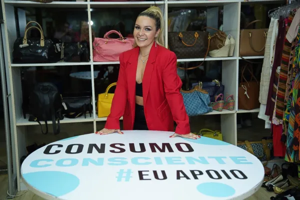 
				
					Em noite de luxo no Rio, Mannu Farias recebe Adriana Bombom  no "Brechó Fashion Carioca”
				
				