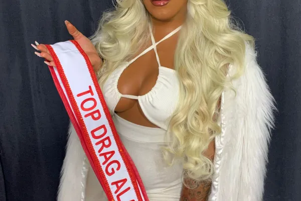 
				
					Drag queens de Alagoas se inscrevem em possível versão brasileira de Rupaul's Drag Race e refletem sobre a cena local
				
				