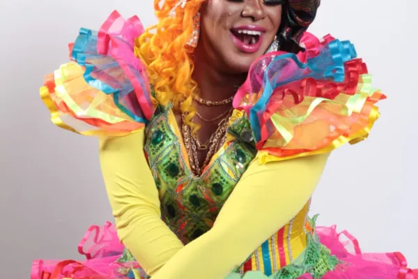 
				
					Drag queens de Alagoas se inscrevem em possível versão brasileira de Rupaul's Drag Race e refletem sobre a cena local
				
				