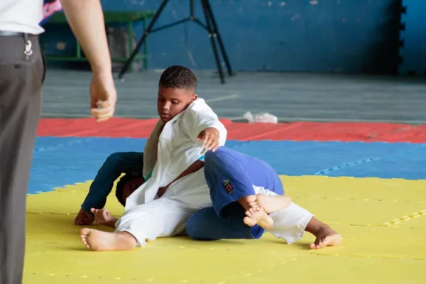 
				
					Judocas de projeto em Porto de Pedras disputam campeonato escolar em Maceió
				
				