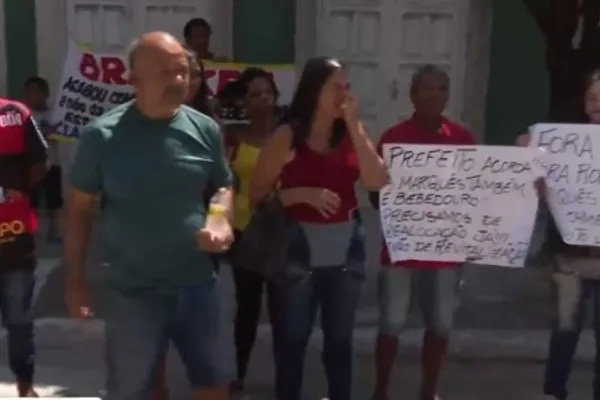 
				
					Moradores dos Flexais ocupam prédio da Prefeitura de Maceió no Jaraguá
				
				