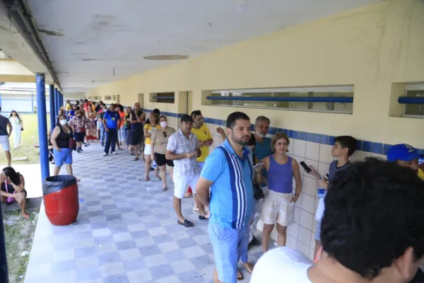 
				
					VÍDEO: faltando 30 minutos para o fim do prazo, seções eleitorais na capital têm longas filas
				
				