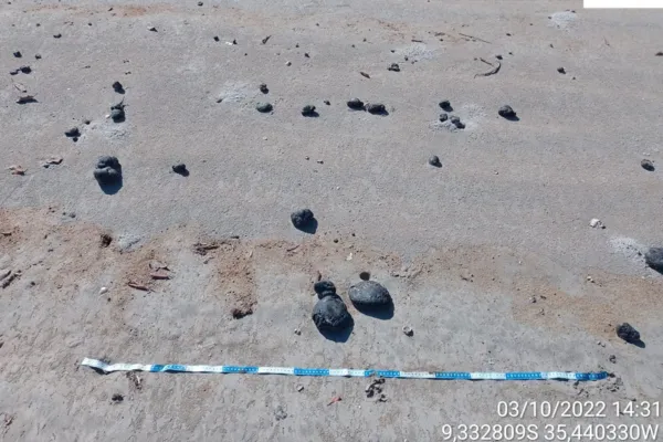 
				
					Mais fragmentos de óleo aparecem em praia da Barra de Santo Antônio
				
				