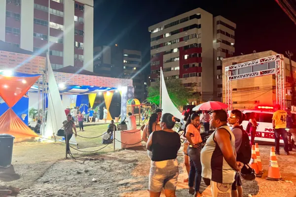 
				
					Bandeirinhas de Cunha fecham rua e cobram pagamento: "não pagou ninguém"
				
				
