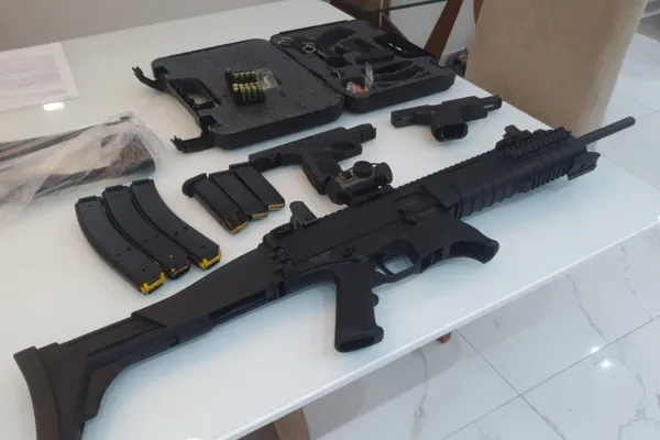 
				
					De AK-47 a fuzil T4; veja arsenal apreendido pela PF em Alagoas
				
				