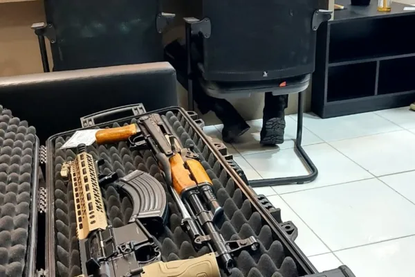 
				
					De AK-47 a fuzil T4; veja arsenal apreendido pela PF em Alagoas
				
				