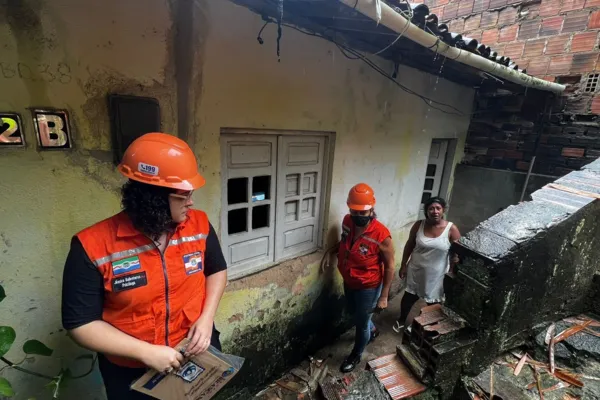 
				
					Casas são evacuadas por risco de desabar devido às chuvas em Maceió
				
				