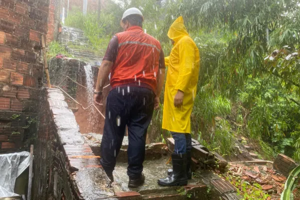 
				
					Casas são evacuadas por risco de desabar devido às chuvas em Maceió
				
				
