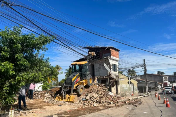 
				
					Ladeira é liberada após demolição de seis imóveis com risco de colapso
				
				